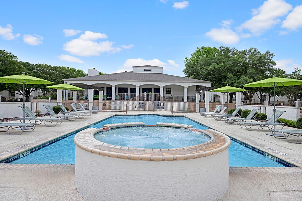 La Calera Apartments in San Antonio, TX - Foto de edificio
