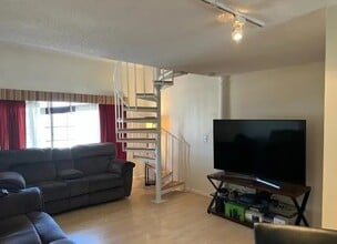 183 Loomis Dr, Unit 121 in West Hartford, CT - Building Photo - Building Photo