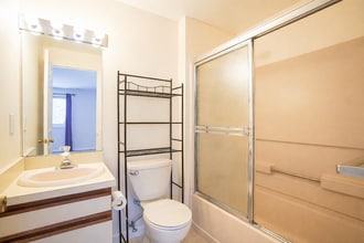 10 Oak Ridge Dr in Windsor Locks, CT - Building Photo - Building Photo