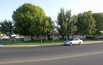 Country Creek Apartments in Sanger, CA - Building Photo - Building Photo