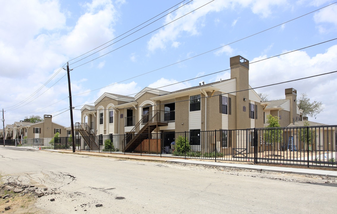 Villa del Prado in Houston, TX - Foto de edificio