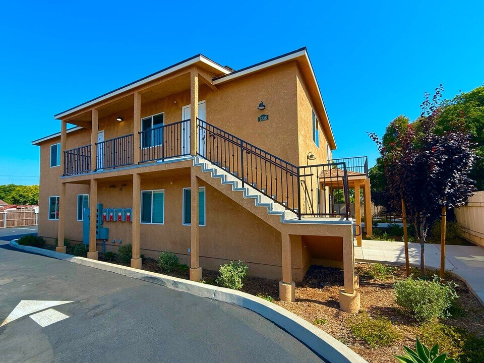 7338 Hyatt St in San Diego, CA - Building Photo