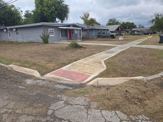 303 E Amber St in San Antonio, TX - Building Photo - Building Photo