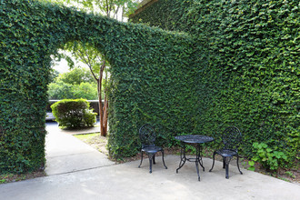 Towne Oaks II Apartments in Austin, TX - Foto de edificio - Building Photo