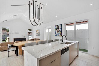 58 NE 45th St in Miami, FL - Foto de edificio - Building Photo