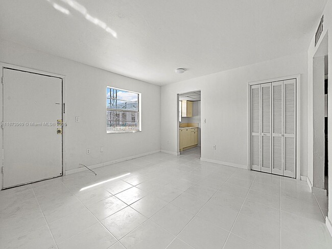 10305 SW 40th St in Miami, FL - Building Photo - Building Photo