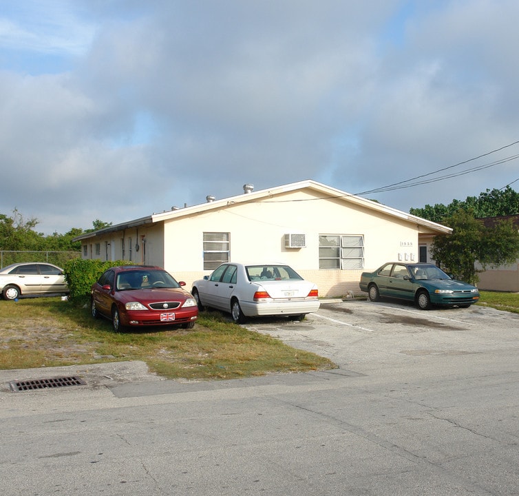 1521-1535 SW 44th Ter in Fort Lauderdale, FL - Building Photo