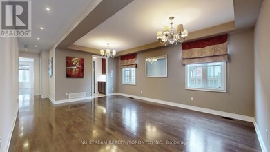 102 Beaconsfield Dr in Vaughan, ON - Building Photo - Building Photo