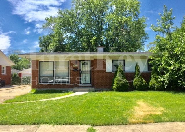 property at 15612 Woodlawn E Ave