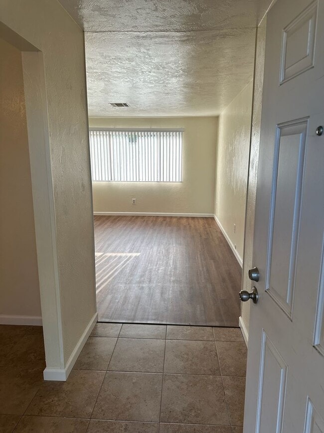 2902 S University St in Visalia, CA - Building Photo - Building Photo