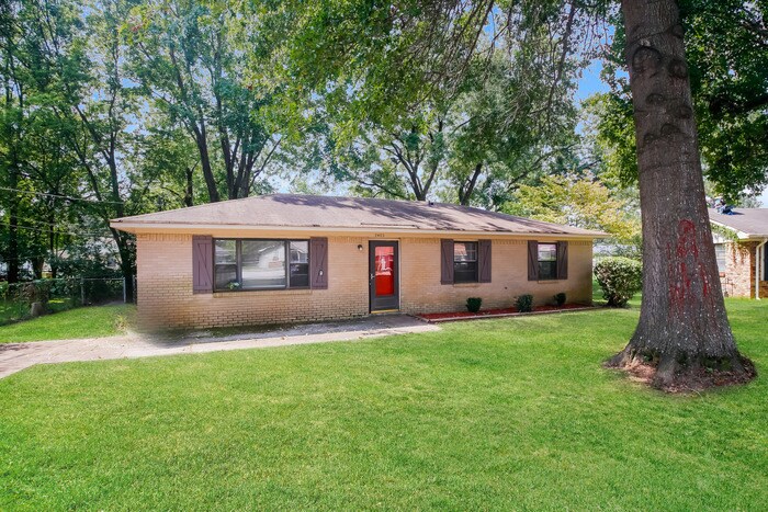 2403 Yorkshire Cir SW in Huntsville, AL - Building Photo