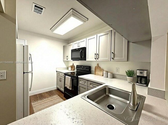 10043 Winding Lake Rd in Sunrise, FL - Building Photo - Building Photo