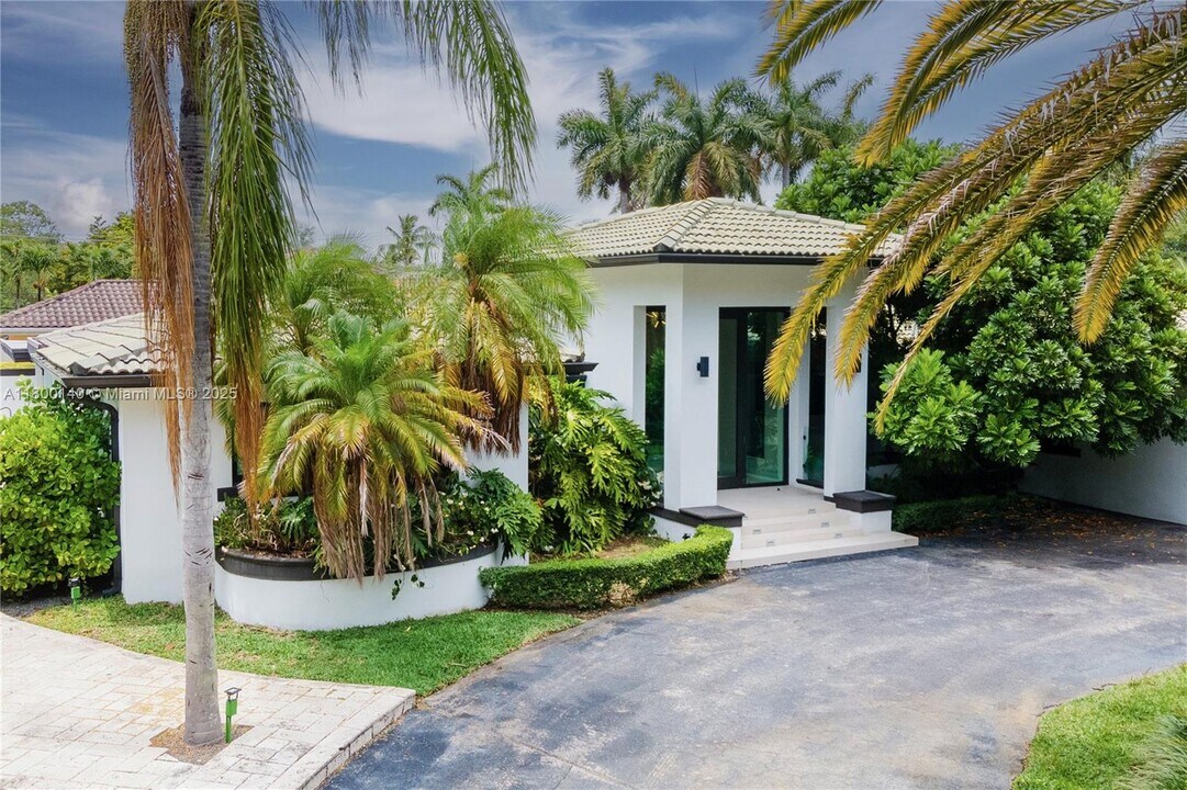7300 SW 77th Ave in Miami, FL - Building Photo