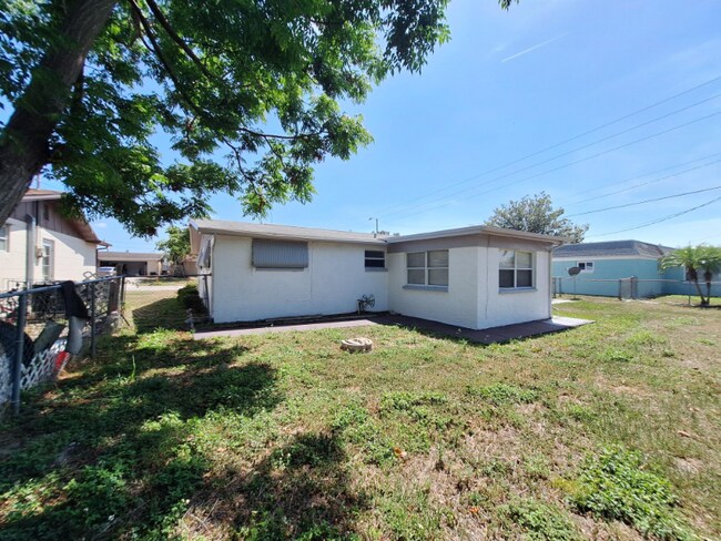 5117 Beacon Hill Dr in New Port Richey, FL - Building Photo - Building Photo