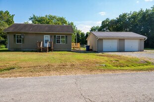 733 W Maple St in Flora, IL - Building Photo
