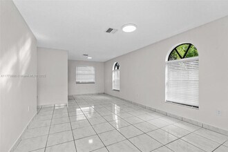 5645 Taft St in Hollywood, FL - Building Photo - Building Photo