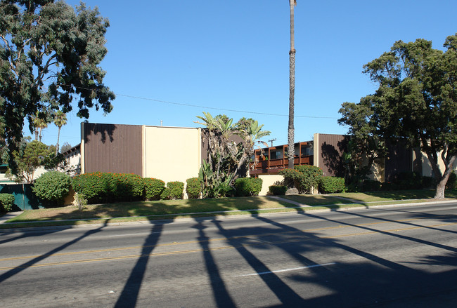 461-505 W Channel Islands Blvd in Oxnard, CA - Building Photo - Building Photo