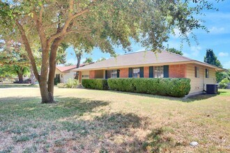 8701 Clarewood Dr in Austin, TX - Building Photo - Building Photo