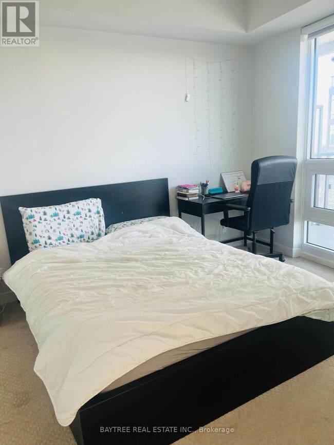 2221 Yonge St in Toronto, ON - Building Photo - Building Photo