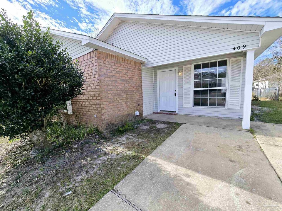 409 Shadow Way Ln in Pensacola, FL - Building Photo