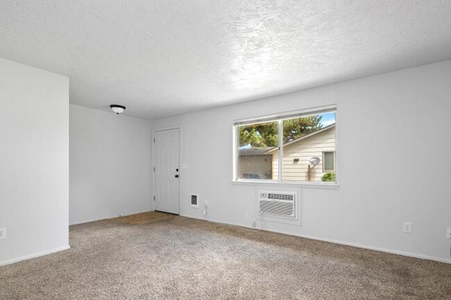 1910 S Juniper St in Nampa, ID - Foto de edificio - Building Photo