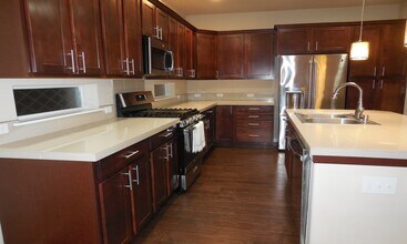 1306 89th Ave SE in Tumwater, WA - Foto de edificio - Building Photo