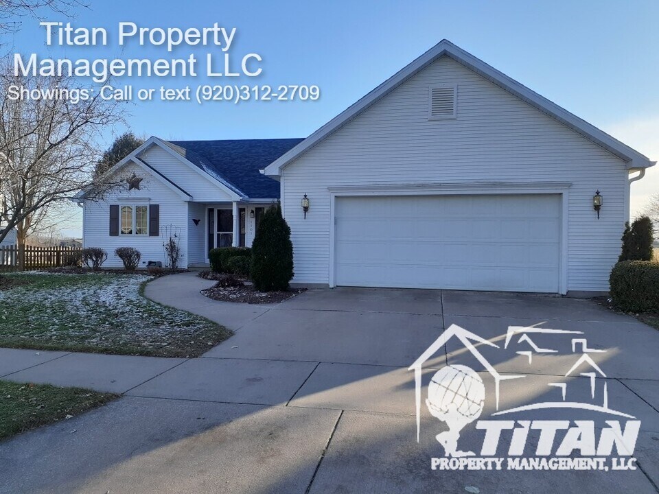 1701 E Wyndmere Dr in Appleton, WI - Building Photo