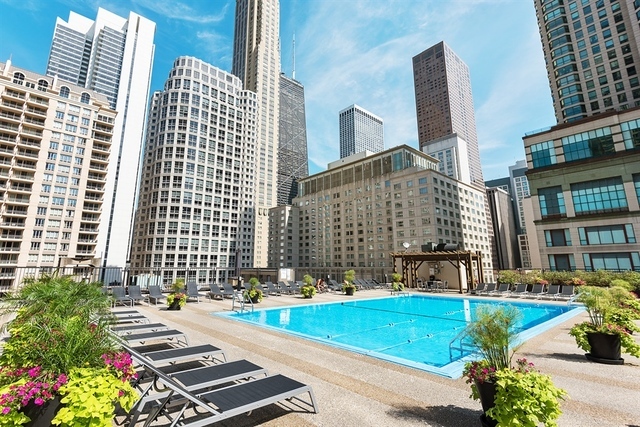 30 E Huron St, Unit 3508 in Chicago, IL - Foto de edificio - Building Photo