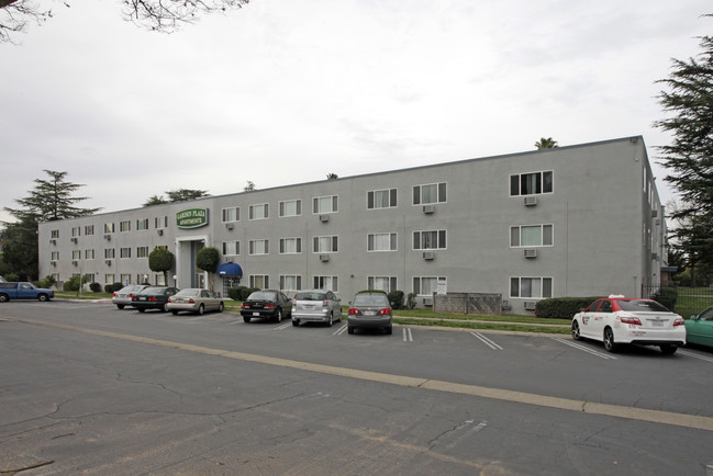 Garden Plaza Apartments in Sacramento, CA - Foto de edificio - Building Photo