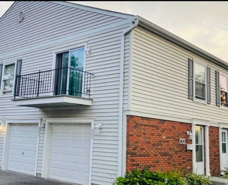 600 Academy Ct in Schaumburg, IL - Building Photo