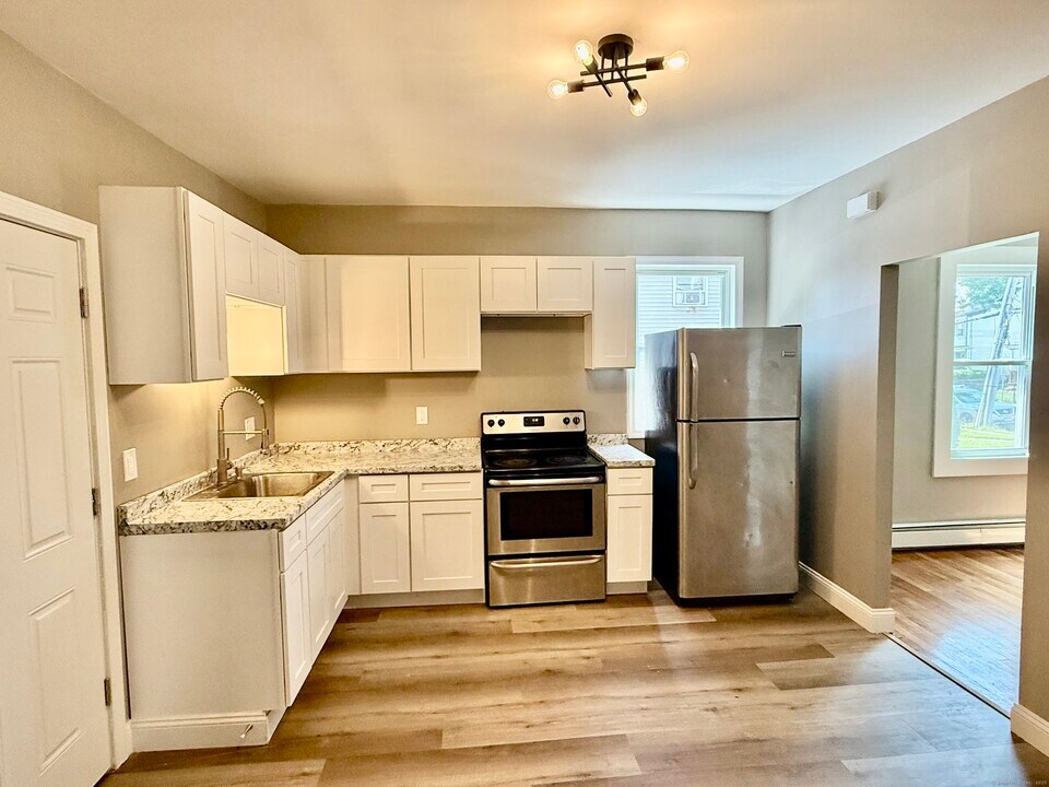 16 Sterling St in Hartford, CT - Building Photo