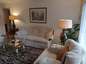 2467 Finlandia Ln in Clearwater, FL - Building Photo - Building Photo