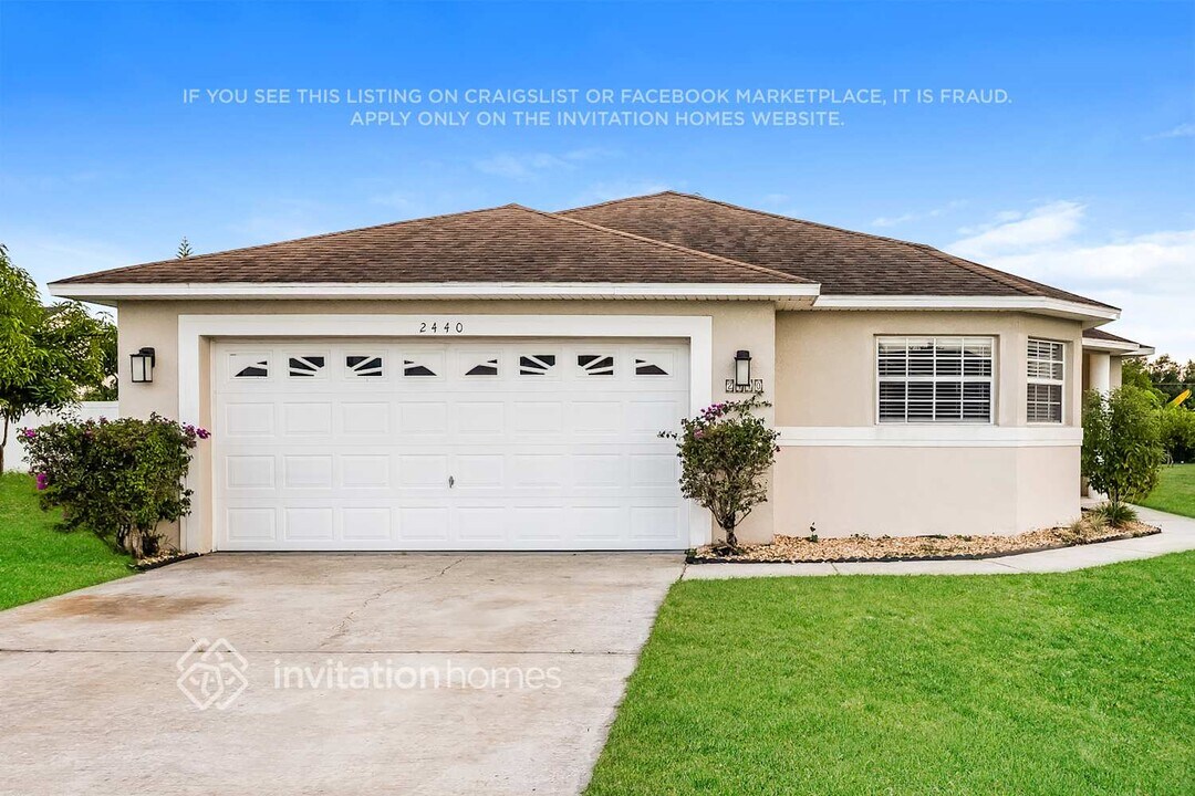 2440 Oak Mill Dr in Kissimmee, FL - Foto de edificio