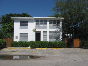 7810 NE 10th Ct in Miami, FL - Foto de edificio - Building Photo