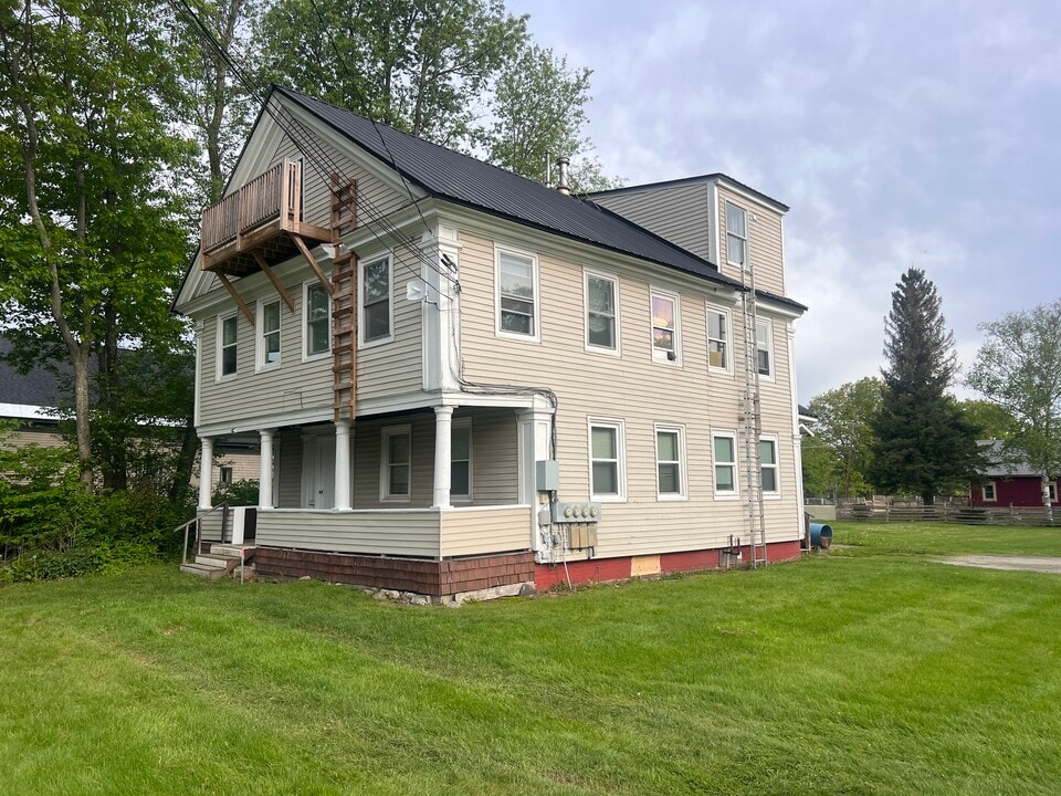 40 Railroad St, Unit 1 in Lancaster, NH - Building Photo