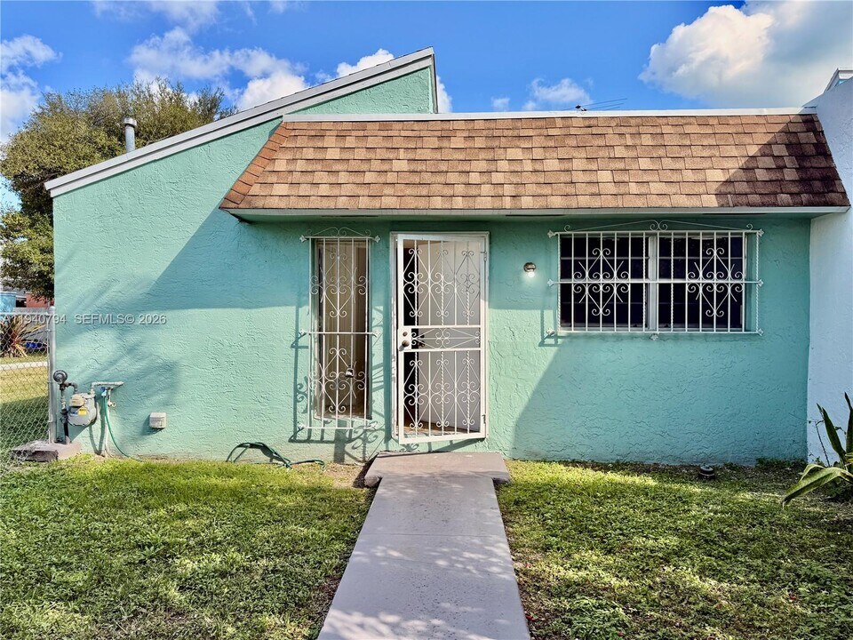 617 NW 10th St in Miami, FL - Building Photo