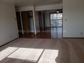 1404 E Sunset Dr in Waukesha, WI - Building Photo