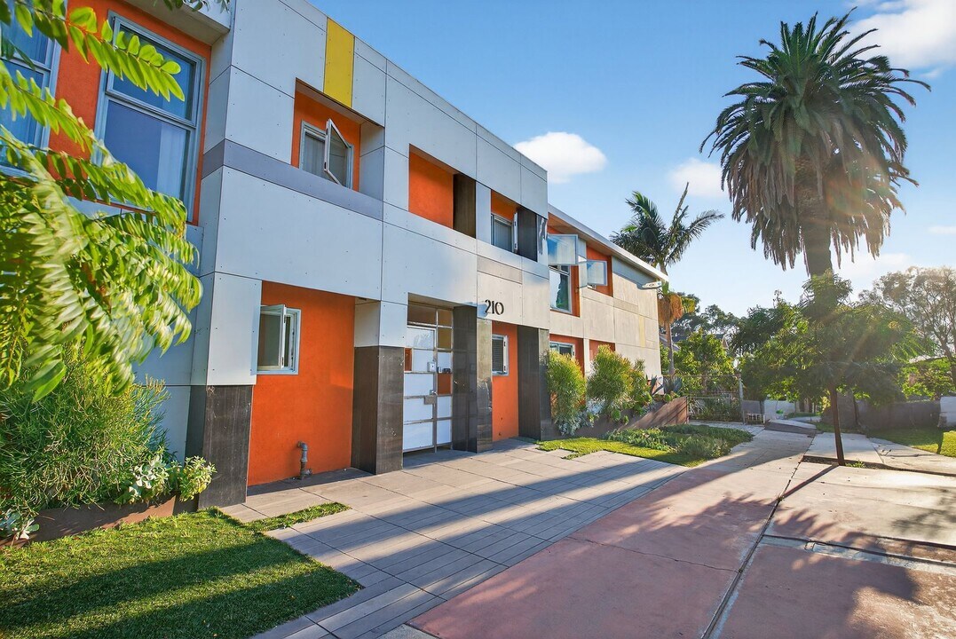 210 E 29th St in Long Beach, CA - Building Photo