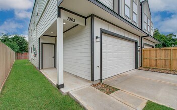 1063 South Ln in Houston, TX - Building Photo - Building Photo