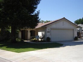 5433 W La Vida Ct in Visalia, CA - Building Photo