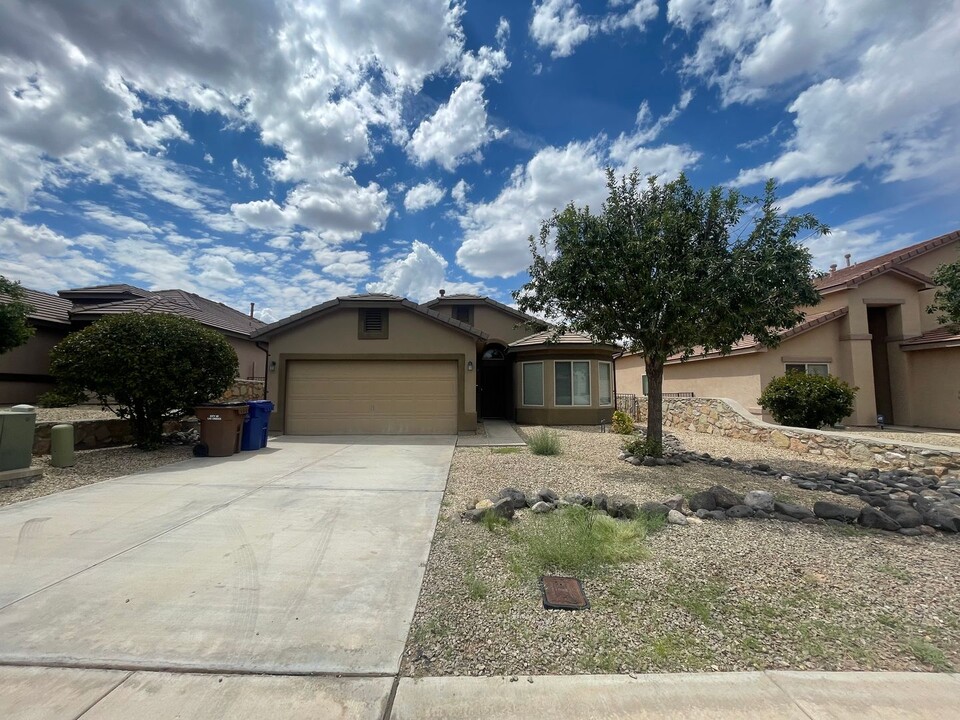 2523 Prado Del Sol Ave in Las Cruces, NM - Foto de edificio