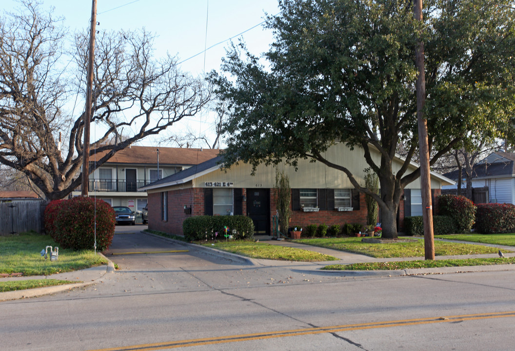 613-621 E 6th St in Irving, TX - Building Photo