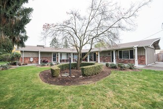 Cavalier Park Apartments in Puyallup, WA - Foto de edificio - Building Photo