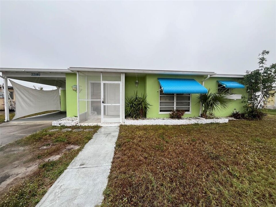 22180 Midway Blvd in Port Charlotte, FL - Building Photo