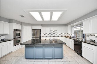 4502 Warwick Dr in Sugar Land, TX - Foto de edificio - Building Photo