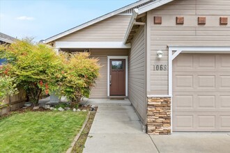 1068 Katie Mae Dr in Medford, OR - Building Photo - Building Photo
