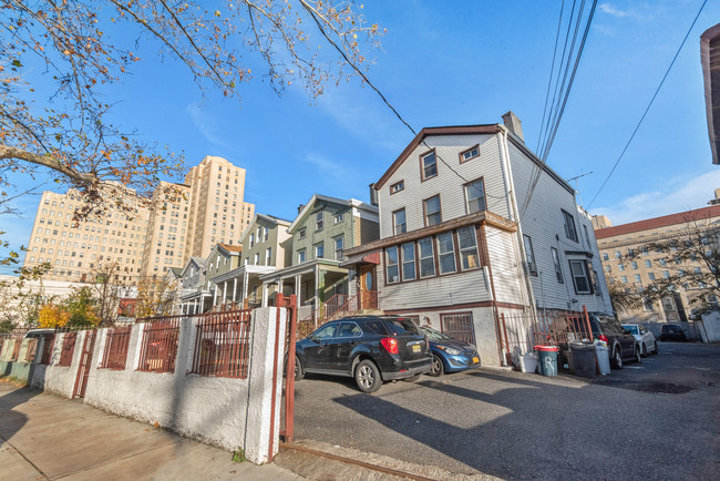 4 Unit Building has 15 Parking Spaces in Jersey City, NJ - Building Photo - Building Photo