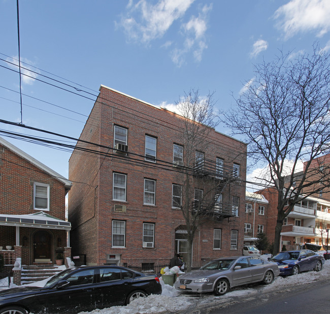 64-65 Wetherole St in Rego Park, NY - Building Photo - Building Photo