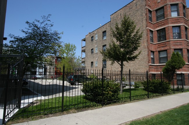 7040-7050 S Merrill Ave in Chicago, IL - Building Photo - Building Photo