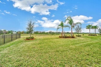 680 SE Villandry Way in Port St. Lucie, FL - Building Photo - Building Photo